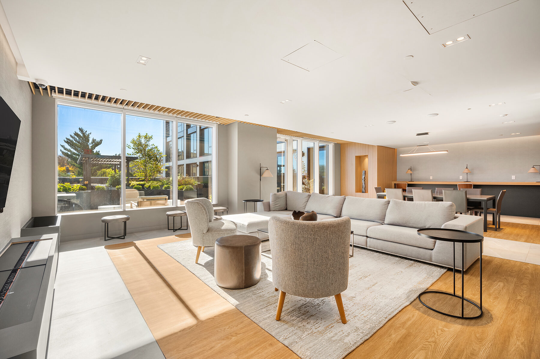 THE RESIDENT LOUNGE & 